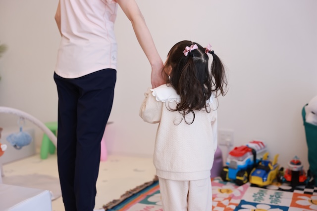 トレーニング中も子どもと一緒にいる様子