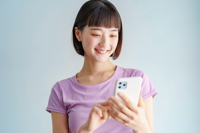 スマートフォンを操作している様子