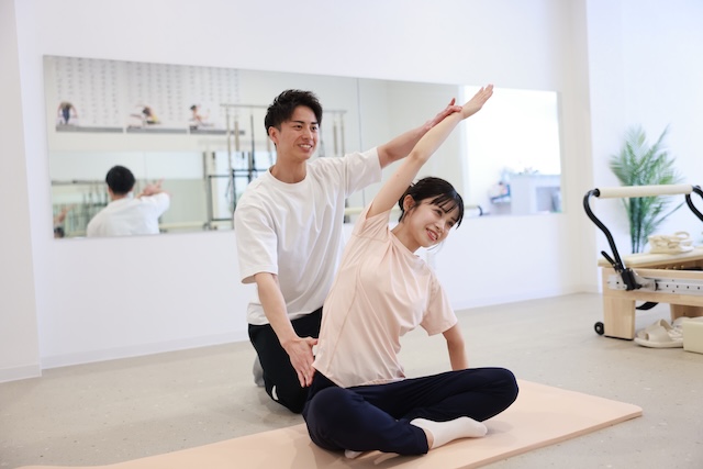 姿勢をチェックしている様子