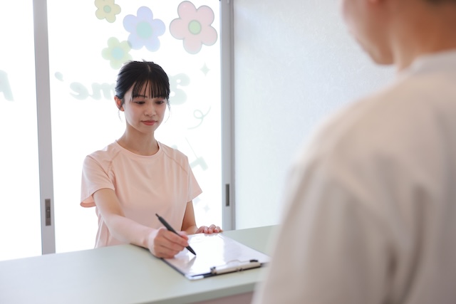 書類に記入している様子