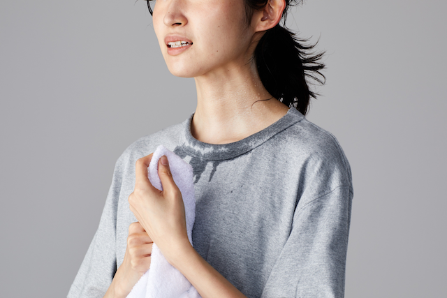 思い悩む女性